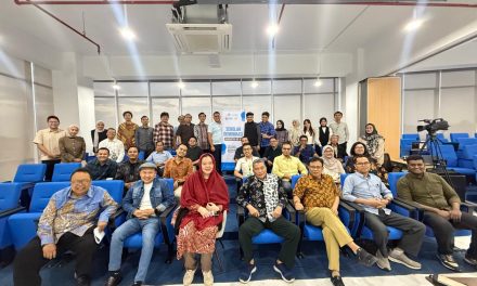 Sekolah Demokrasi: Mencegah Keruntuhan Institusi dan Membangun Kembali Demokrasi